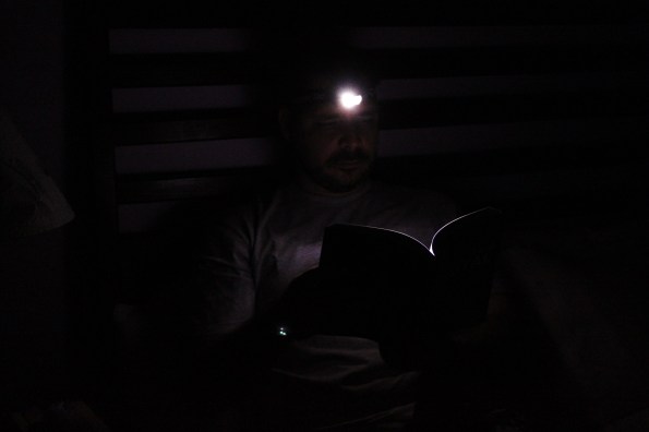 Lanterna de Cabeça para Ler um Livro